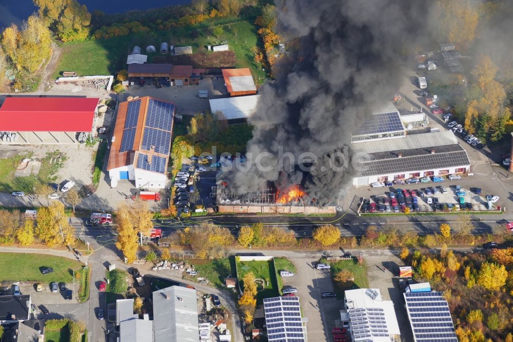 Luftaufnahme Reinhardshagen - Rauch- und Flammenbildung während der Löscharbeiten zum Brand einer Lagerhalle in Reinhardshagen - Vaake, im Bundesland Hessen, Deutschland