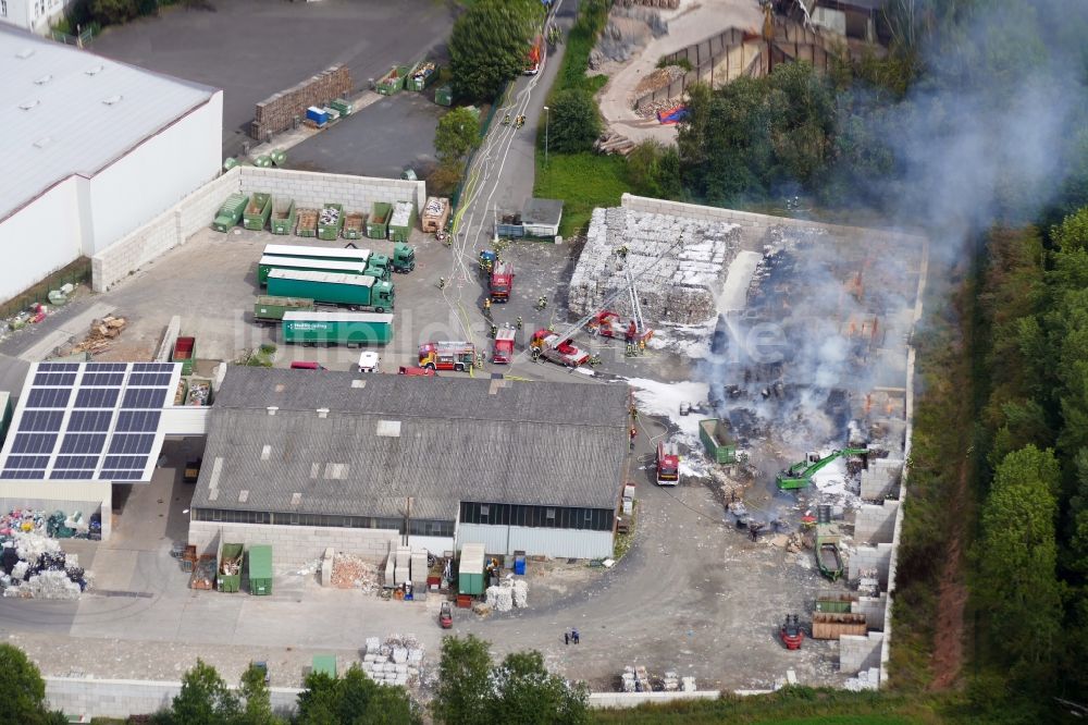 Witzenhausen von oben - Rauch- und Flammenbildung während der Löscharbeiten zum Brand des Unternehmens Heil Recycling in Witzenhausen im Bundesland Hessen, Deutschland