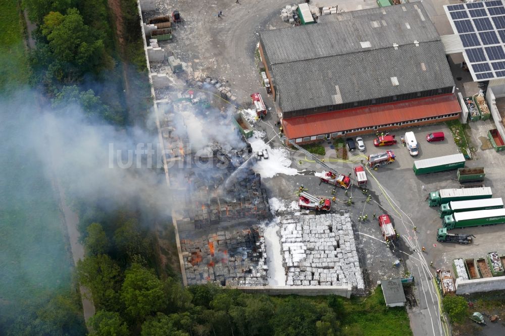 Luftbild Witzenhausen - Rauch- und Flammenbildung während der Löscharbeiten zum Brand des Unternehmens Heil Recycling in Witzenhausen im Bundesland Hessen, Deutschland