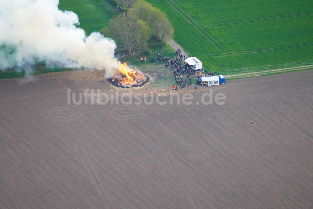 Luftbild Friedland - Rauch- und Flammenbildung während eines Osterfeuers im Ortsteil Niedernjesa in Friedland im Bundesland Niedersachsen