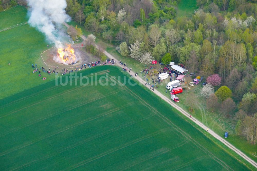 Luftaufnahme Rosdorf - Rauch- und Flammenbildung während eines Osterfeuers im Ortsteil Rosdorf in Rosdorf im Bundesland Niedersachsen