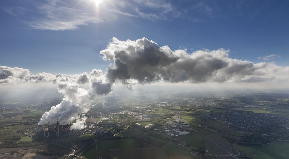 Weisweiler/ Eschweiler aus der Vogelperspektive: Rauch - Wolken - Landschaft des Braunkohlekraftwerk Weisweiler im Bundesland Nordrhein-Westfalen