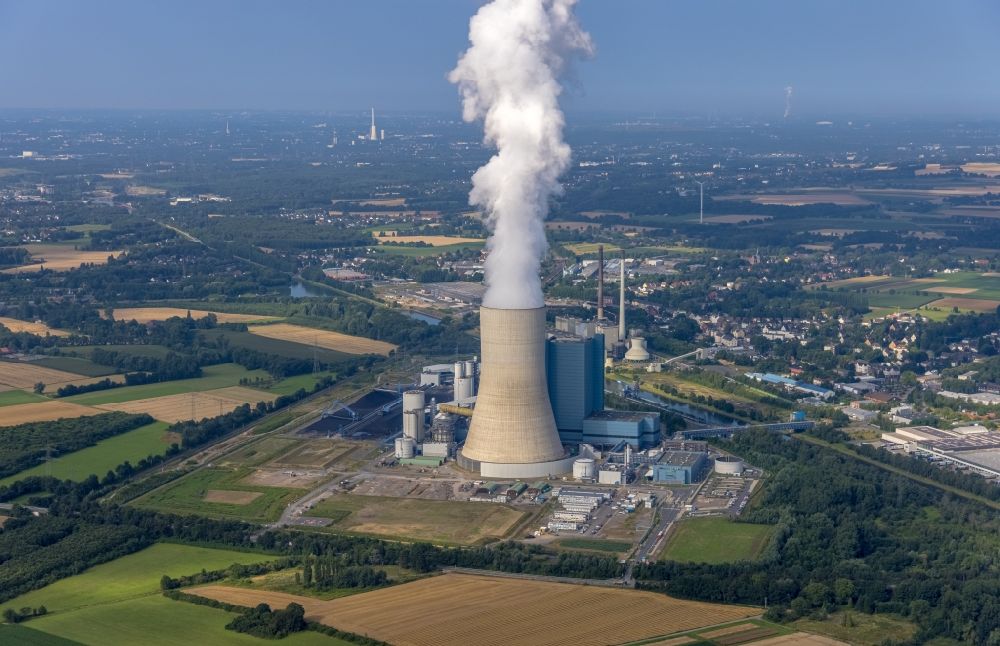 Luftaufnahme Datteln - Rauchfahne des Kohle- Heizkraftwerkes Datteln 4 Uniper Kraftwerk in Datteln im Bundesland Nordrhein-Westfalen, Deutschland
