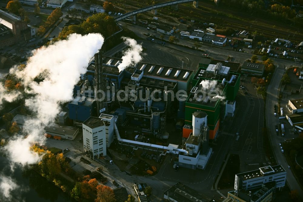 Berlin von oben - Rauchfahnen über den Kraftwerksanlagen des Heizkraftwerkes Kraftwerk Reuter West im Ortsteil Spandau in Berlin, Deutschland