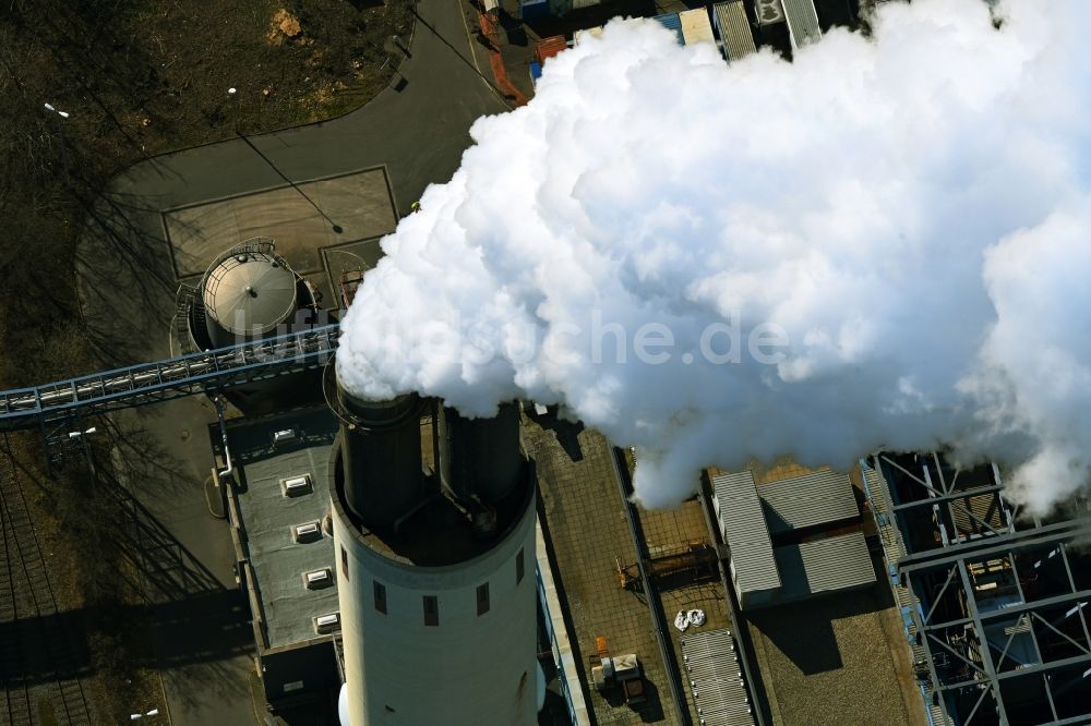 Luftbild Berlin - Rauchfahnen über den Kraftwerksanlagen des Heizkraftwerkes Kraftwerk Reuter West im Ortsteil Spandau in Berlin, Deutschland