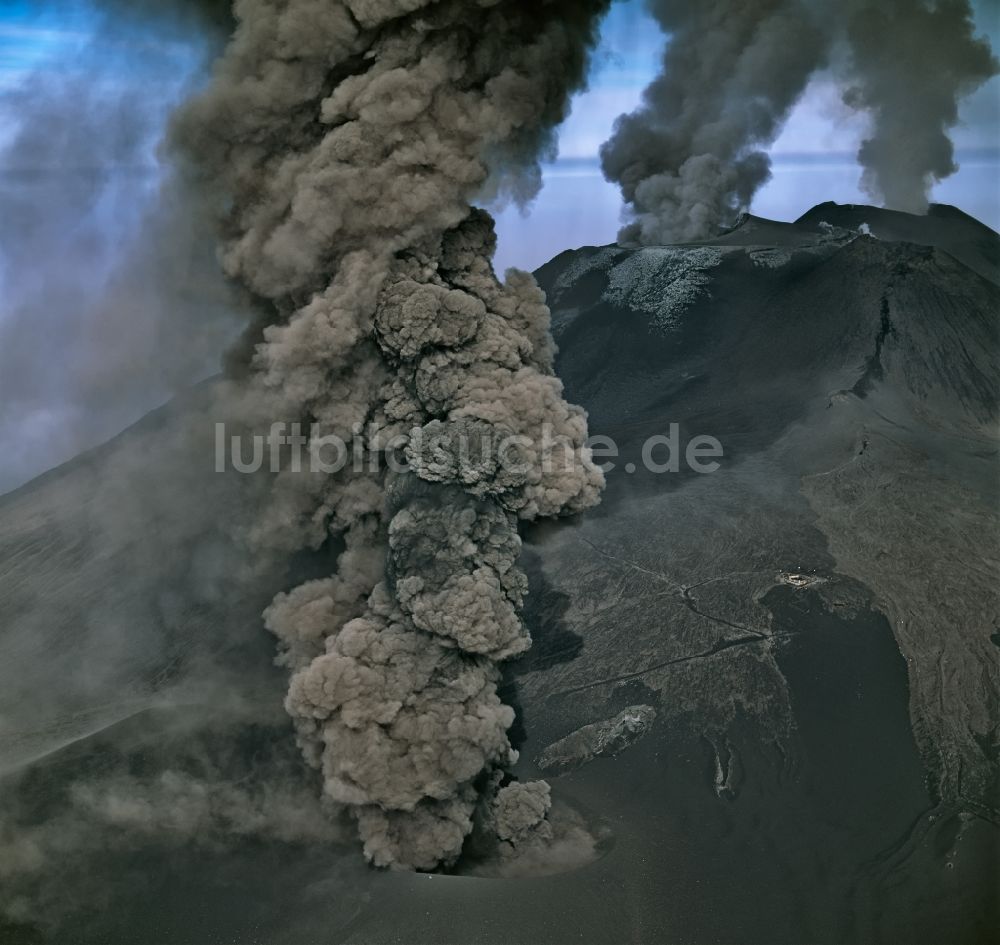 Luftaufnahme Sizilien - Rauchfahnen über der Vulkan- und Krater- Landschaft Ätna auf Sizilien, Italien