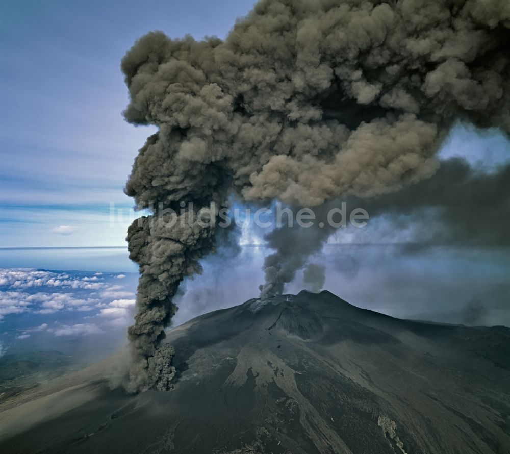 Luftbild Sizilien - Rauchfahnen über der Vulkan- und Krater- Landschaft Ätna auf Sizilien, Italien
