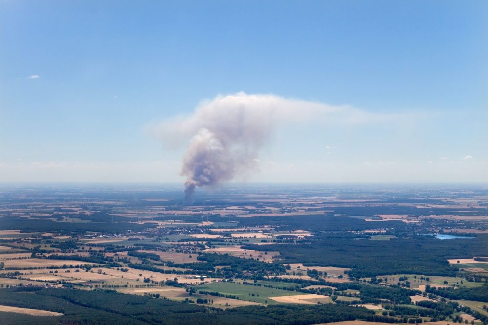 Luftaufnahme Bad Liebenwerda - Rauchschwaden eines Brandes im Baumbestand eines Waldgebietes in Bad Liebenwerda im Bundesland Brandenburg, Deutschland