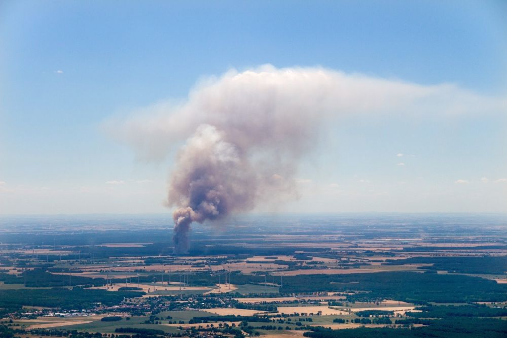 Luftaufnahme Bad Liebenwerda - Rauchschwaden eines Brandes im Baumbestand eines Waldgebietes in Bad Liebenwerda im Bundesland Brandenburg, Deutschland