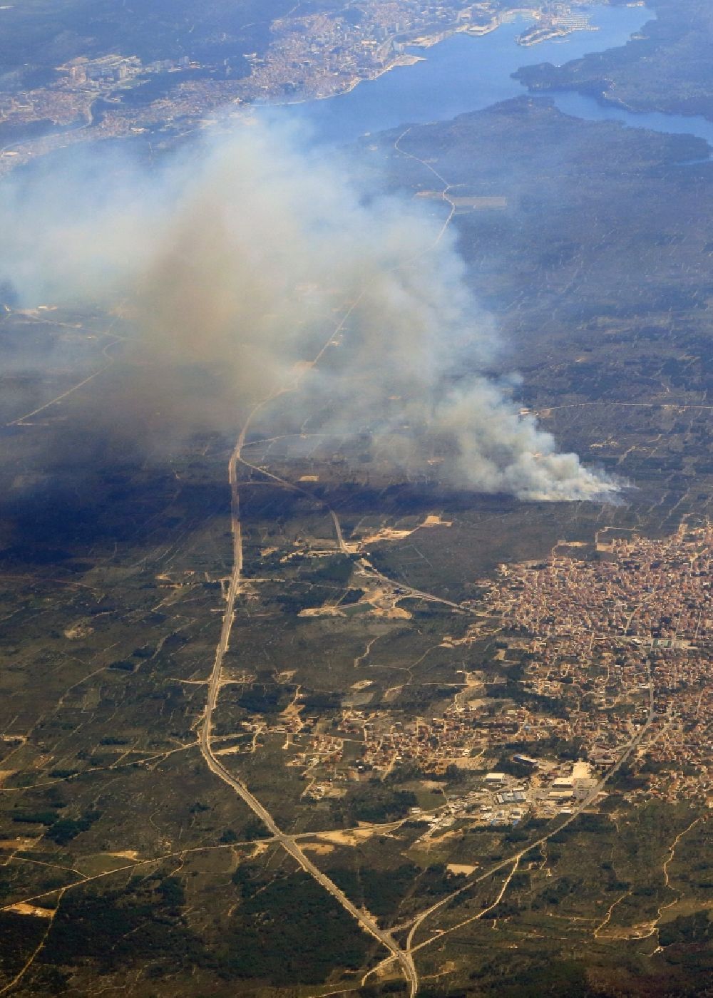 Luftaufnahme Vodice - Rauchschwaden eines Brandes im Baumbestand eines Waldgebietes bei Vodice an der Adria in Sibensko-kninska zupanija, Kroatien