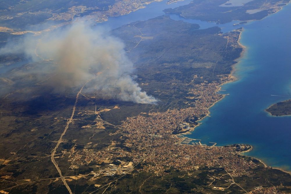 Vodice von oben - Rauchschwaden eines Brandes im Baumbestand eines Waldgebietes bei Vodice an der Adria in Sibensko-kninska zupanija, Kroatien
