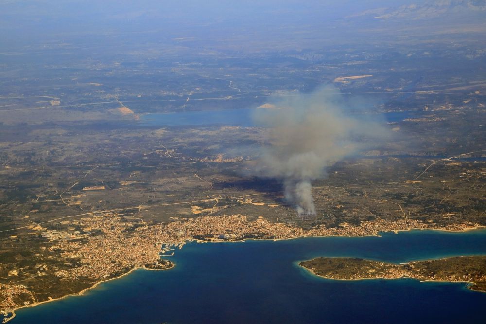 Vodice aus der Vogelperspektive: Rauchschwaden eines Brandes im Baumbestand eines Waldgebietes bei Vodice an der Adria in Sibensko-kninska zupanija, Kroatien