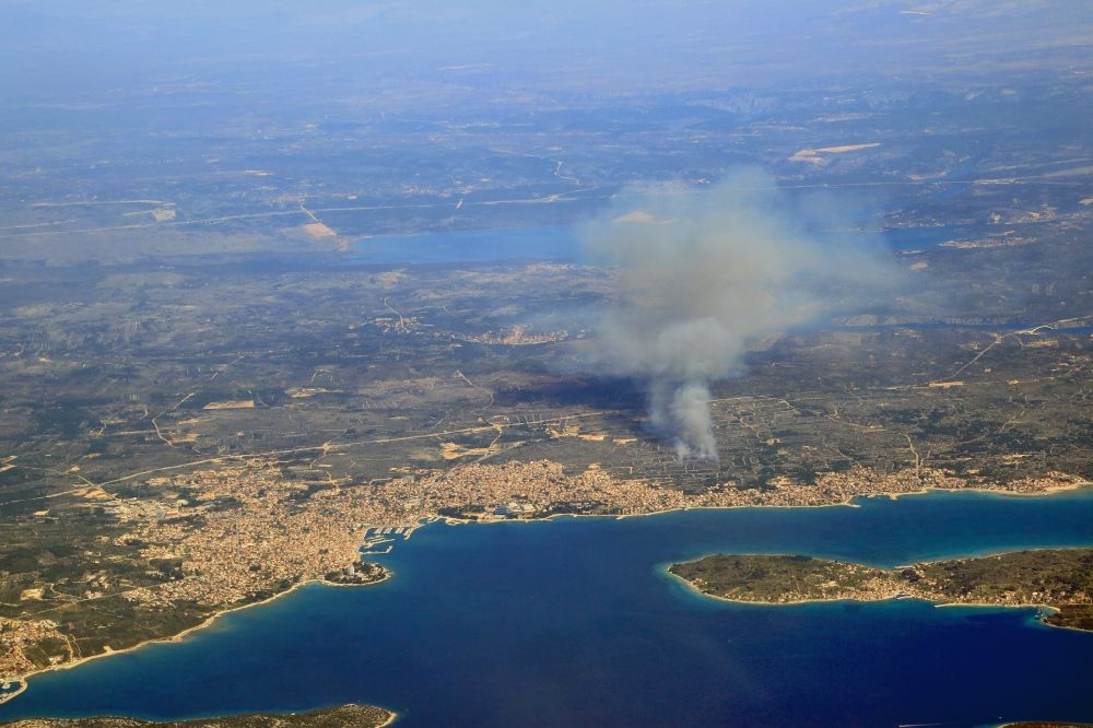Luftbild Vodice - Rauchschwaden eines Brandes im Baumbestand eines Waldgebietes bei Vodice an der Adria in Sibensko-kninska zupanija, Kroatien