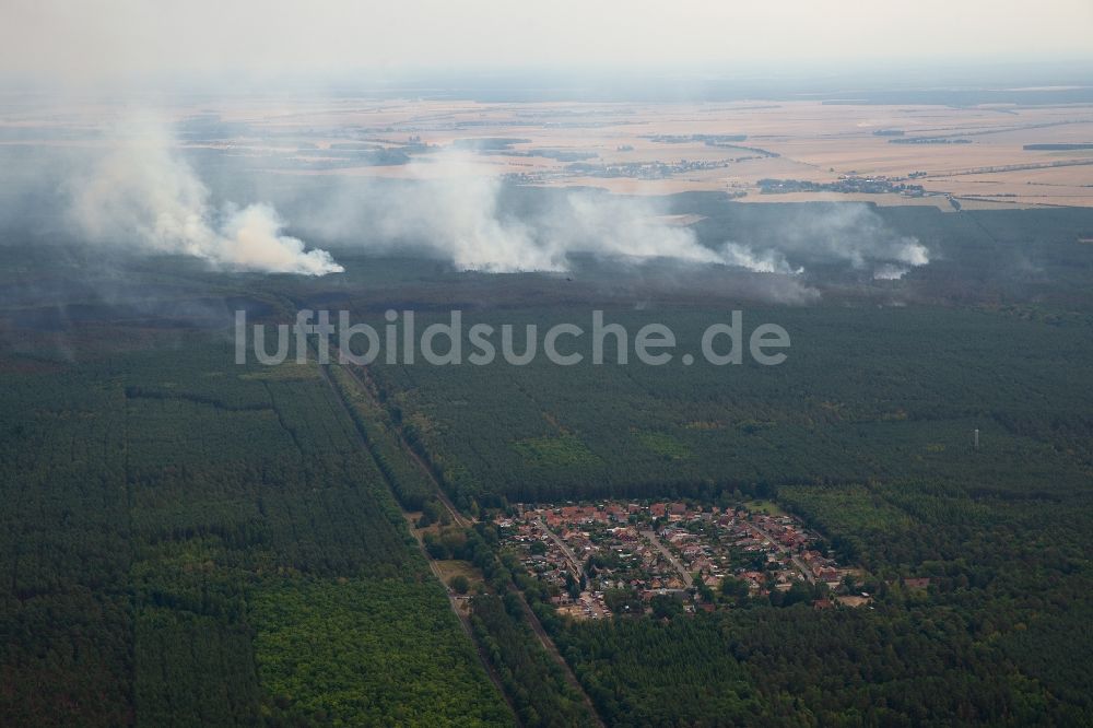 Frohnsdorf aus der Vogelperspektive: Rauchschwaden eines Brandes im Baumbestand eines Waldgebietes in Frohnsdorf im Bundesland Brandenburg, Deutschland