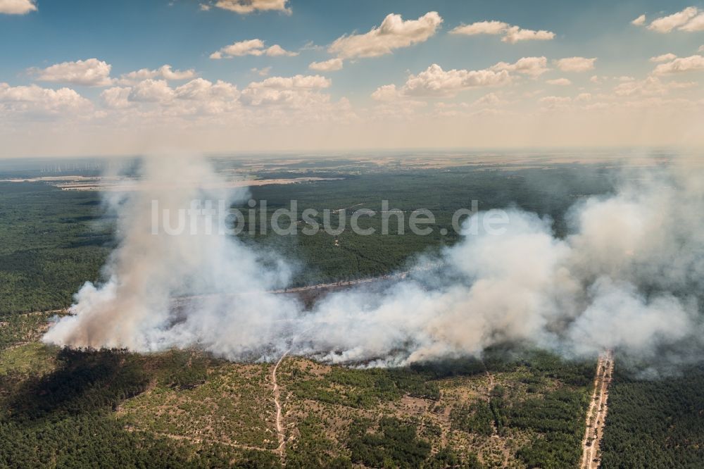 Jüterbog von oben - Rauchschwaden eines Brandes im Baumbestand eines Waldgebietes in Jüterbog im Bundesland Brandenburg, Deutschland