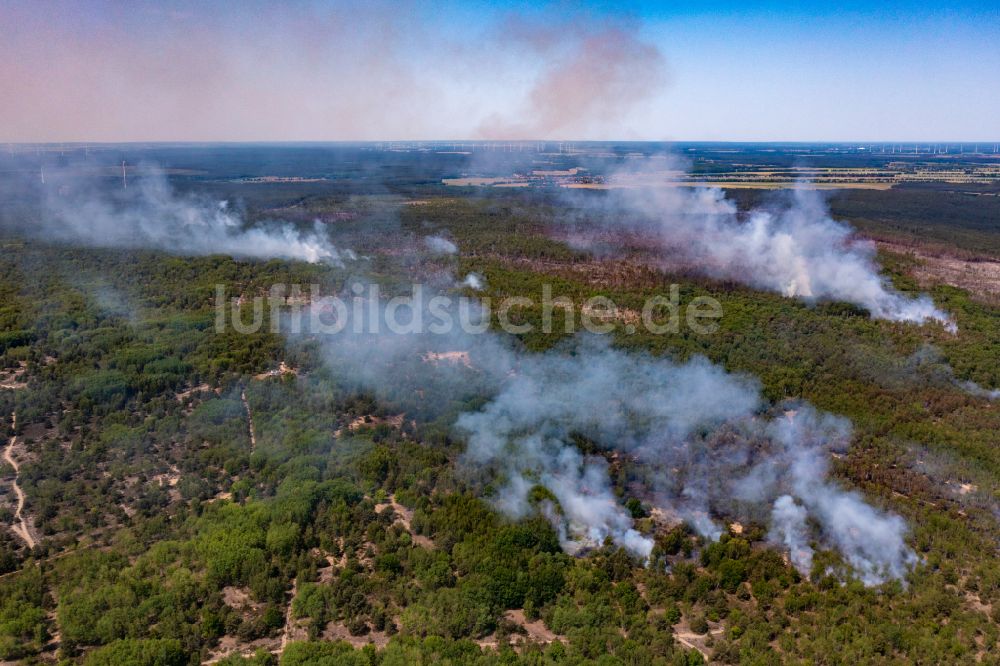 Jüterbog aus der Vogelperspektive: Rauchschwaden eines Brandes im Baumbestand eines Waldgebietes in Jüterbog im Bundesland Brandenburg, Deutschland