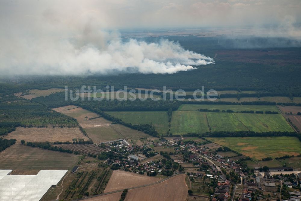 Luftaufnahme Kemnitz - Rauchschwaden eines Brandes im Baumbestand eines Waldgebietes in Kemnitz bei Treuenbrietzen im Bundesland Brandenburg, Deutschland
