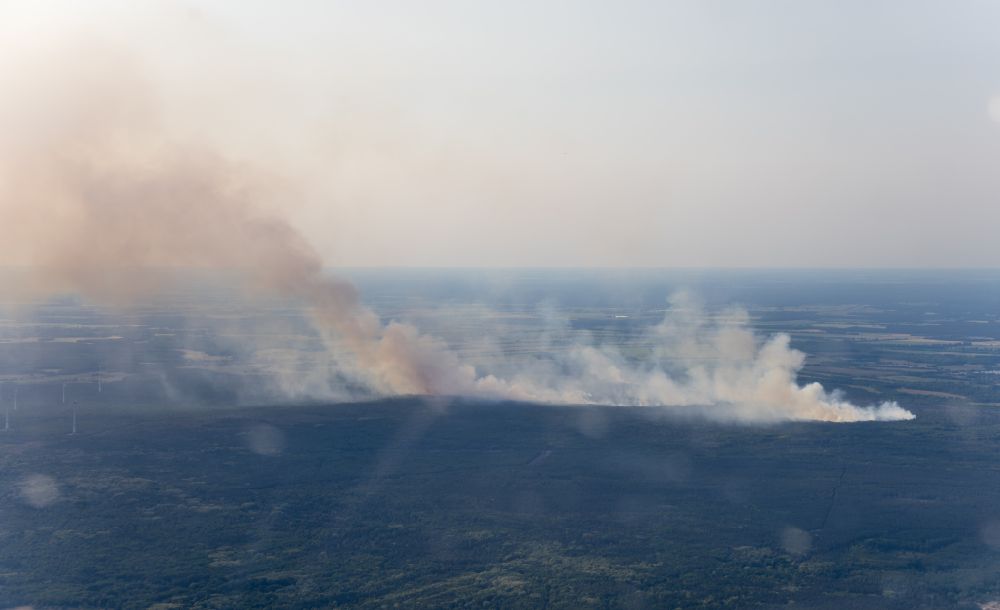 Luftaufnahme Jüterbog - Rauchschwaden eines Brandes im Baumbestand eines Waldgebietes im Ortsteil Werder in Jüterbog im Bundesland Brandenburg, Deutschland