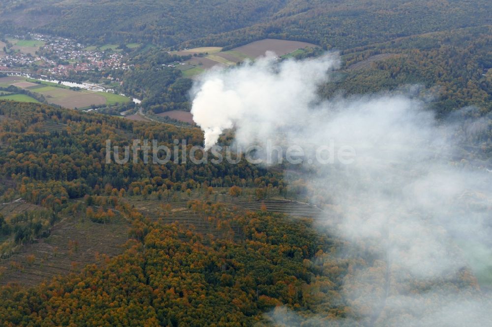 Staufenberg von oben - Rauchschwaden eines Brandes im Baumbestand eines Waldgebietes in Staufenberg im Bundesland Niedersachsen, Deutschland