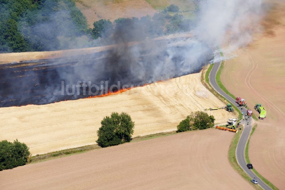 Dieterode von oben - Rauchschwaden eines Brandes in einem Getreidefeld in Dieterode im Bundesland Thüringen, Deutschland