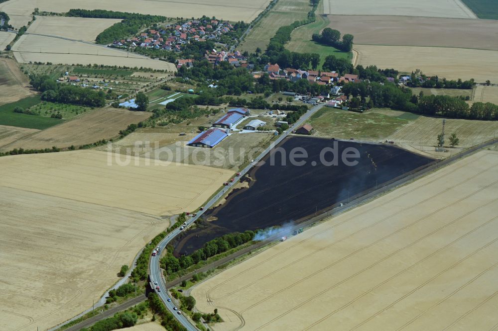 Luftaufnahme Drei Gleichen - Rauchschwaden eines Brandes an einem Getreidefeld in Drei Gleichen im Bundesland Thüringen, Deutschland