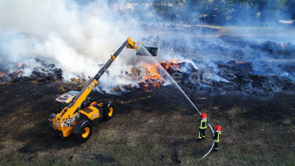 Luftaufnahme Rambin - Rauchschwaden eines Brandes in einem Getreidefeld in Rambin im Bundesland Mecklenburg-Vorpommern, Deutschland