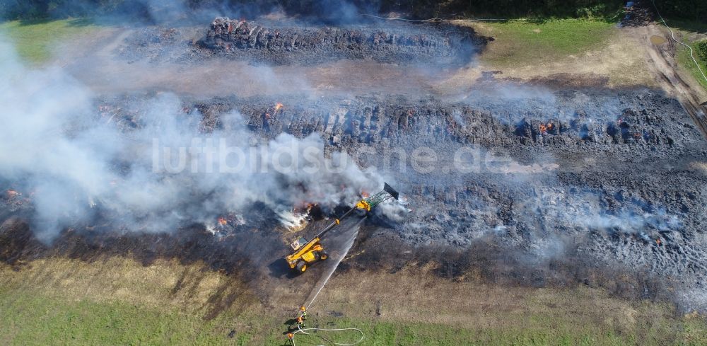 Rambin von oben - Rauchschwaden eines Brandes in einem Getreidefeld in Rambin im Bundesland Mecklenburg-Vorpommern, Deutschland