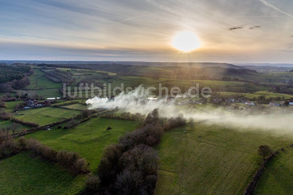 Saisy aus der Vogelperspektive: Rauchschwaden eines Brandes in einem Getreidefeld in Saisy in Bourgogne-Franche-Comte, Frankreich