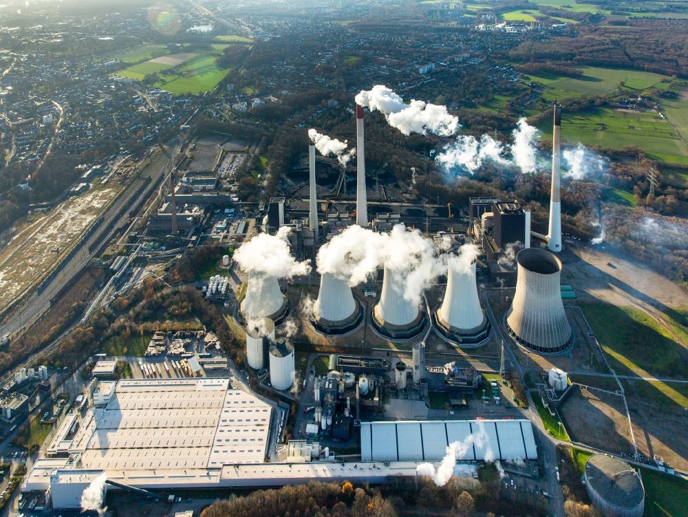 Luftbild Gelsenkirchen - Rauchschwaden des Kraftwerk Scholven in Gelsenkirchen im Bundesland Nordrhein-Westfalen