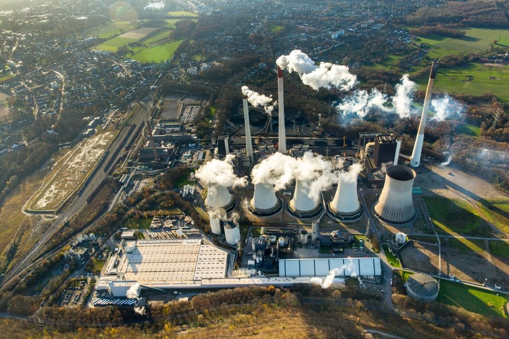 Luftaufnahme Gelsenkirchen - Rauchschwaden des Kraftwerk Scholven in Gelsenkirchen im Bundesland Nordrhein-Westfalen