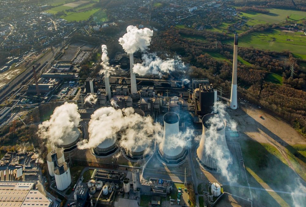 Gelsenkirchen aus der Vogelperspektive: Rauchschwaden des Kraftwerk Scholven in Gelsenkirchen im Bundesland Nordrhein-Westfalen