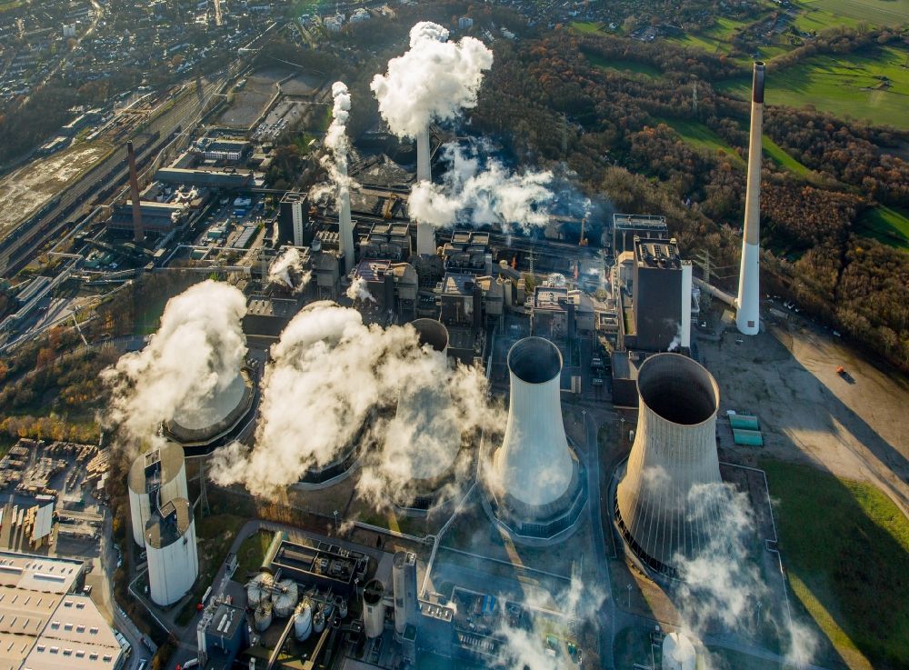 Luftbild Gelsenkirchen - Rauchschwaden des Kraftwerk Scholven in Gelsenkirchen im Bundesland Nordrhein-Westfalen
