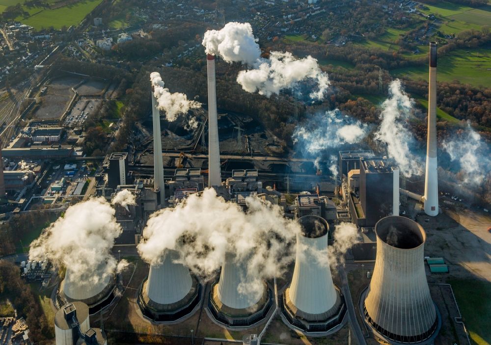Gelsenkirchen aus der Vogelperspektive: Rauchschwaden des Kraftwerk Scholven in Gelsenkirchen im Bundesland Nordrhein-Westfalen