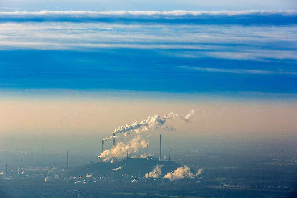 Luftaufnahme Gelsenkirchen - Rauchschwaden und Silhouette des Kraftwerk Scholven vor blauem Himmel in Gelsenkirchen im Bundesland Nordrhein-Westfalen