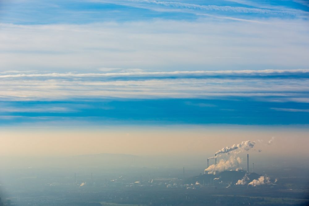 Gelsenkirchen von oben - Rauchschwaden und Silhouette des Kraftwerk Scholven vor blauem Himmel in Gelsenkirchen im Bundesland Nordrhein-Westfalen