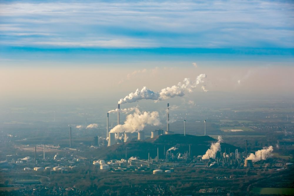 Luftbild Gelsenkirchen - Rauchschwaden und Silhouette des Kraftwerk Scholven vor blauem Himmel in Gelsenkirchen im Bundesland Nordrhein-Westfalen