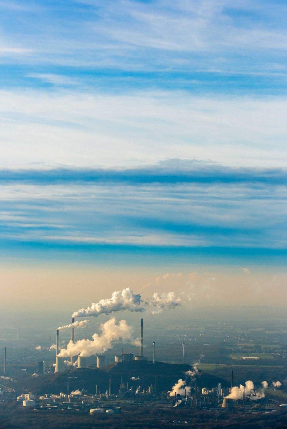 Luftbild Gelsenkirchen - Rauchschwaden und Silhouette des Kraftwerk Scholven vor blauem Himmel in Gelsenkirchen im Bundesland Nordrhein-Westfalen