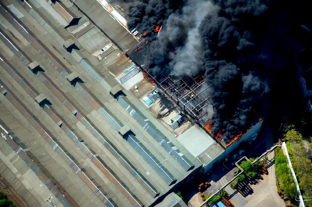 Luftaufnahme Hamm - Rauchwolke über der Brand- Ruine der Gebäude und Hallen des WDI - Westfälische Drahtindustrie GmbH in Hamm im Bundesland Nordrhein-Westfalen, Deutschland
