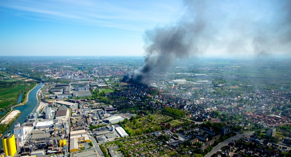 Luftbild Hamm - Rauchwolke über der Brand- Ruine der Gebäude und Hallen des WDI - Westfälische Drahtindustrie GmbH in Hamm im Bundesland Nordrhein-Westfalen, Deutschland