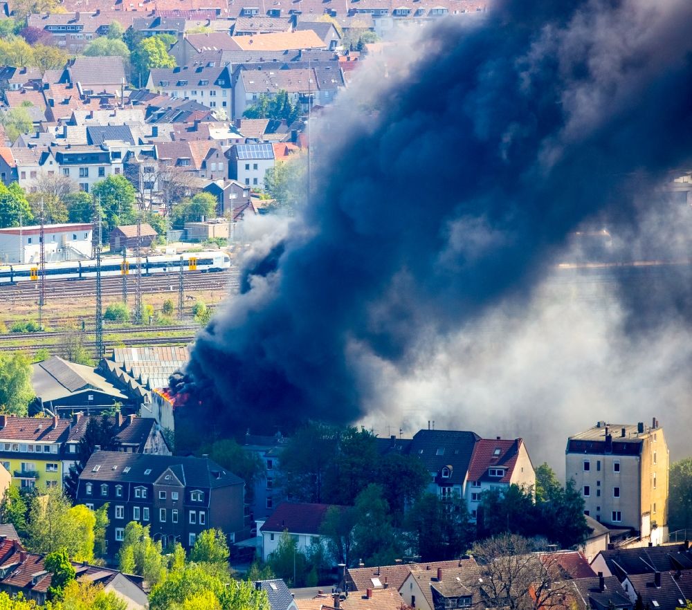 Hamm von oben - Rauchwolke über der Brand- Ruine der Gebäude und Hallen des WDI - Westfälische Drahtindustrie GmbH in Hamm im Bundesland Nordrhein-Westfalen, Deutschland
