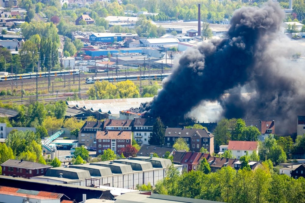 Luftbild Hamm - Rauchwolke über der Brand- Ruine der Gebäude und Hallen des WDI - Westfälische Drahtindustrie GmbH in Hamm im Bundesland Nordrhein-Westfalen, Deutschland