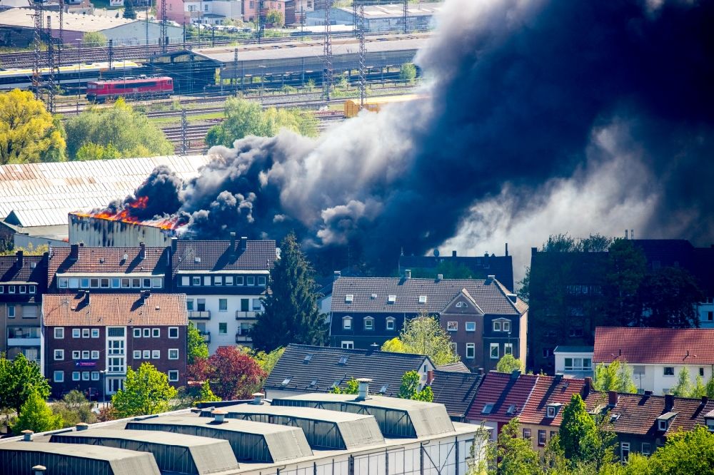 Luftaufnahme Hamm - Rauchwolke über der Brand- Ruine der Gebäude und Hallen des WDI - Westfälische Drahtindustrie GmbH in Hamm im Bundesland Nordrhein-Westfalen, Deutschland