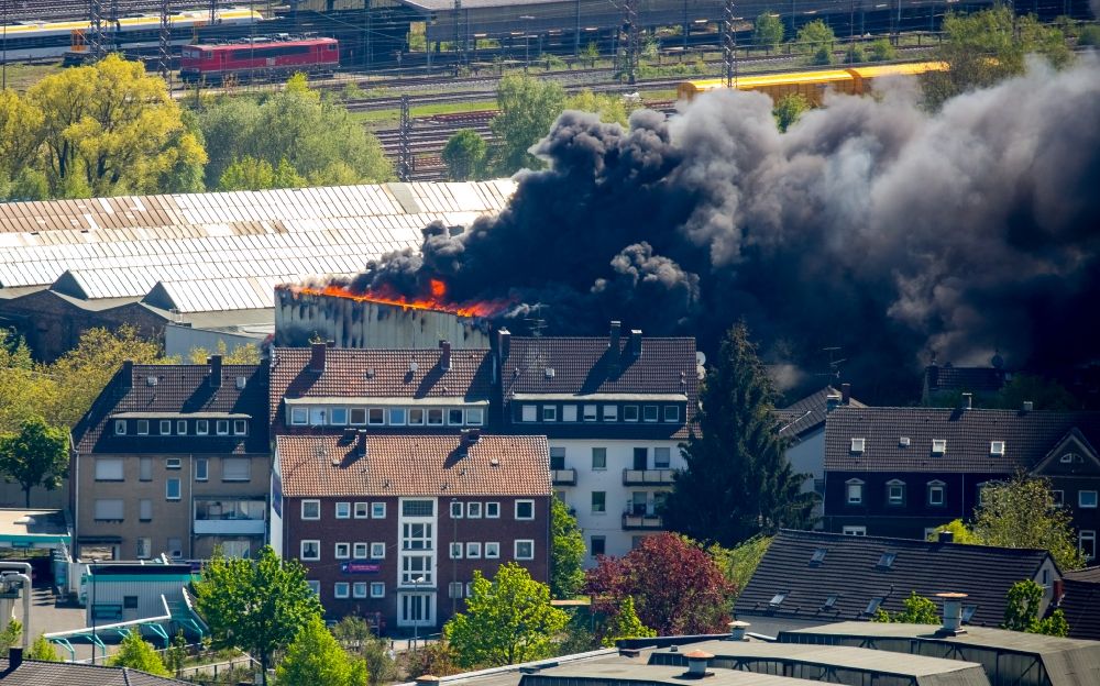 Hamm von oben - Rauchwolke über der Brand- Ruine der Gebäude und Hallen des WDI - Westfälische Drahtindustrie GmbH in Hamm im Bundesland Nordrhein-Westfalen, Deutschland