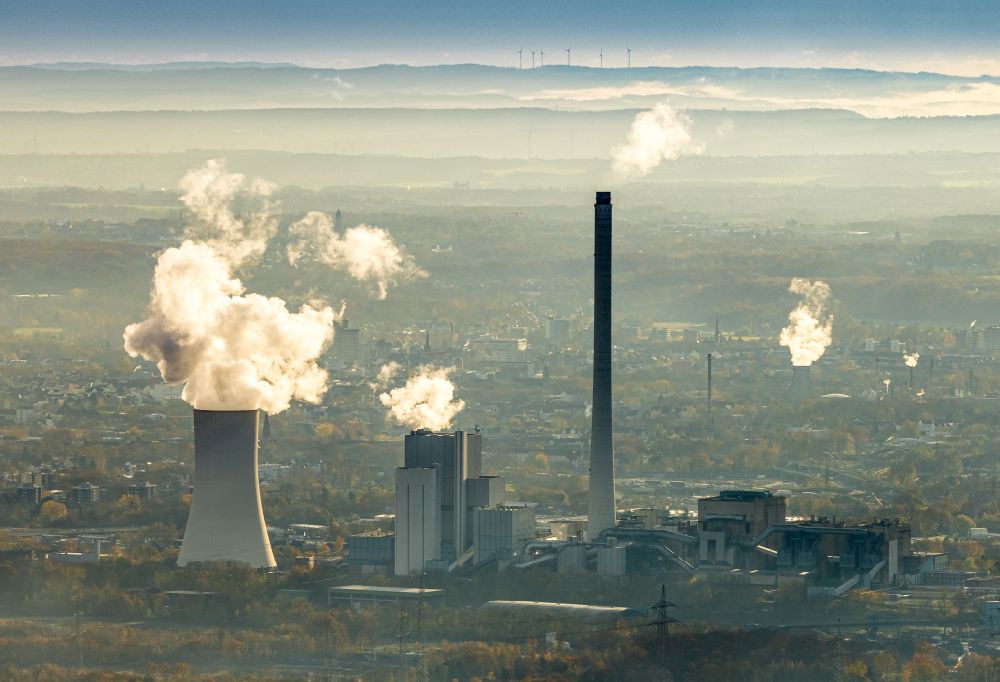 Luftbild Herne - Rauchwolken aus den Abgasschloten des Heizkraftwerkes GuD-Kraftwerk in Herne im Bundesland Nordrhein-Westfalen, Deutschland