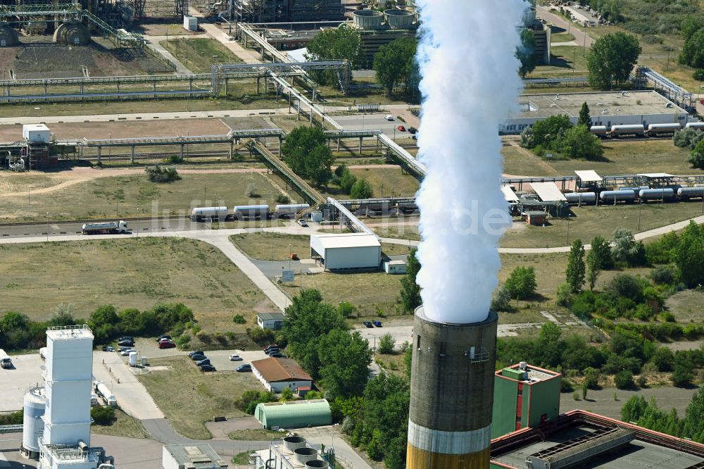 Luftbild Schkopau - Rauchwolken aus den Abgasschloten des Heizkraftwerkes … in Schkopau im Bundesland Sachsen-Anhalt, Deutschland