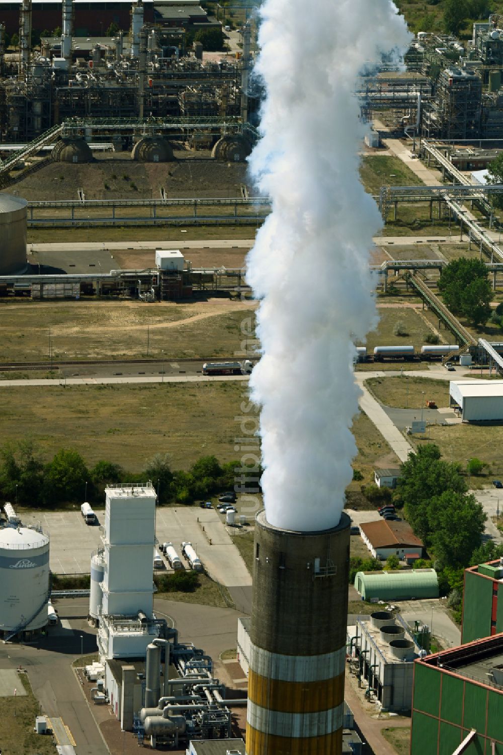 Luftaufnahme Schkopau - Rauchwolken aus den Abgasschloten des Heizkraftwerkes … in Schkopau im Bundesland Sachsen-Anhalt, Deutschland