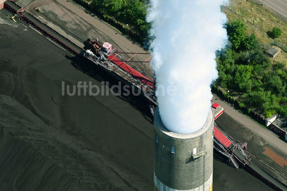 Schkopau aus der Vogelperspektive: Rauchwolken aus den Abgasschloten des Heizkraftwerkes … in Schkopau im Bundesland Sachsen-Anhalt, Deutschland
