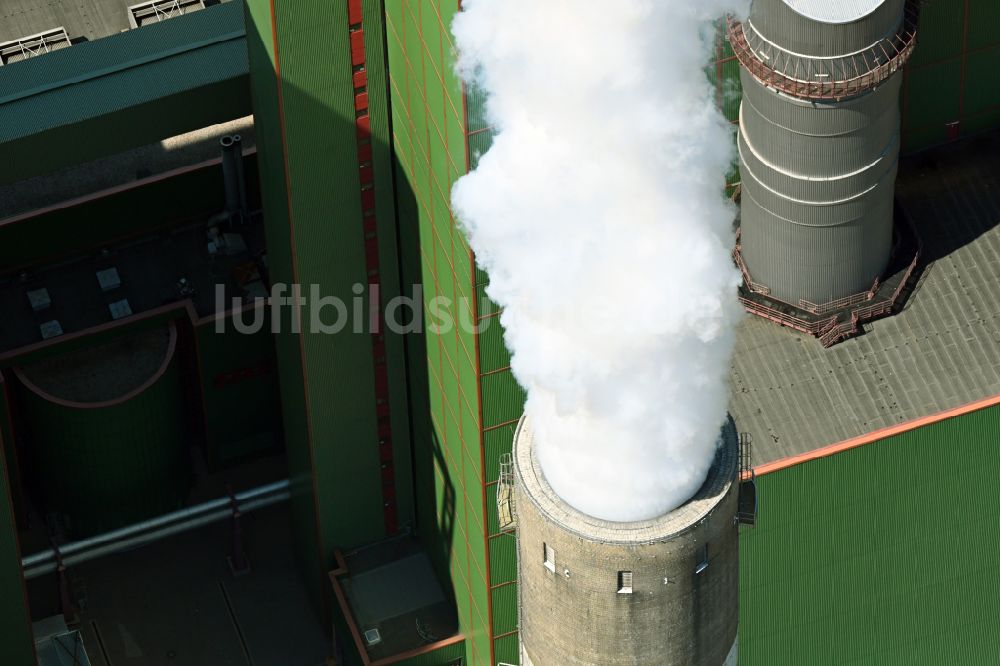 Luftaufnahme Schkopau - Rauchwolken aus den Abgasschloten des Heizkraftwerkes … in Schkopau im Bundesland Sachsen-Anhalt, Deutschland