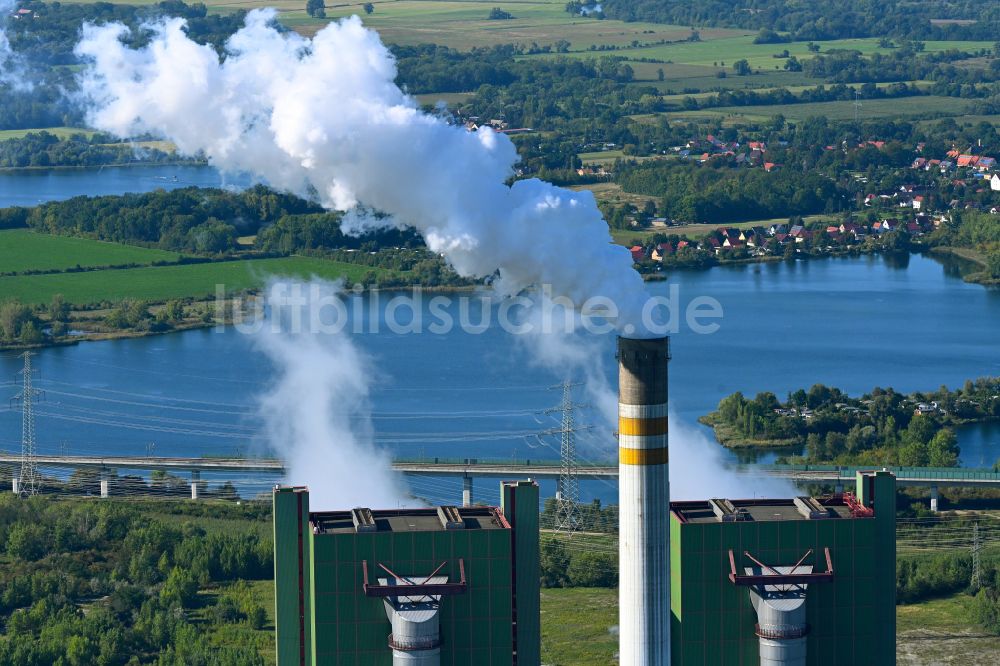Luftbild Schkopau - Rauchwolken aus den Abgasschloten des Heizkraftwerkes in Schkopau im Bundesland Sachsen-Anhalt, Deutschland