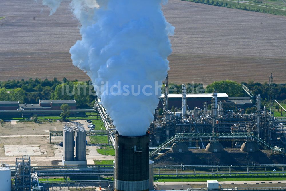 Luftaufnahme Schkopau - Rauchwolken aus den Abgasschloten des Heizkraftwerkes in Schkopau im Bundesland Sachsen-Anhalt, Deutschland